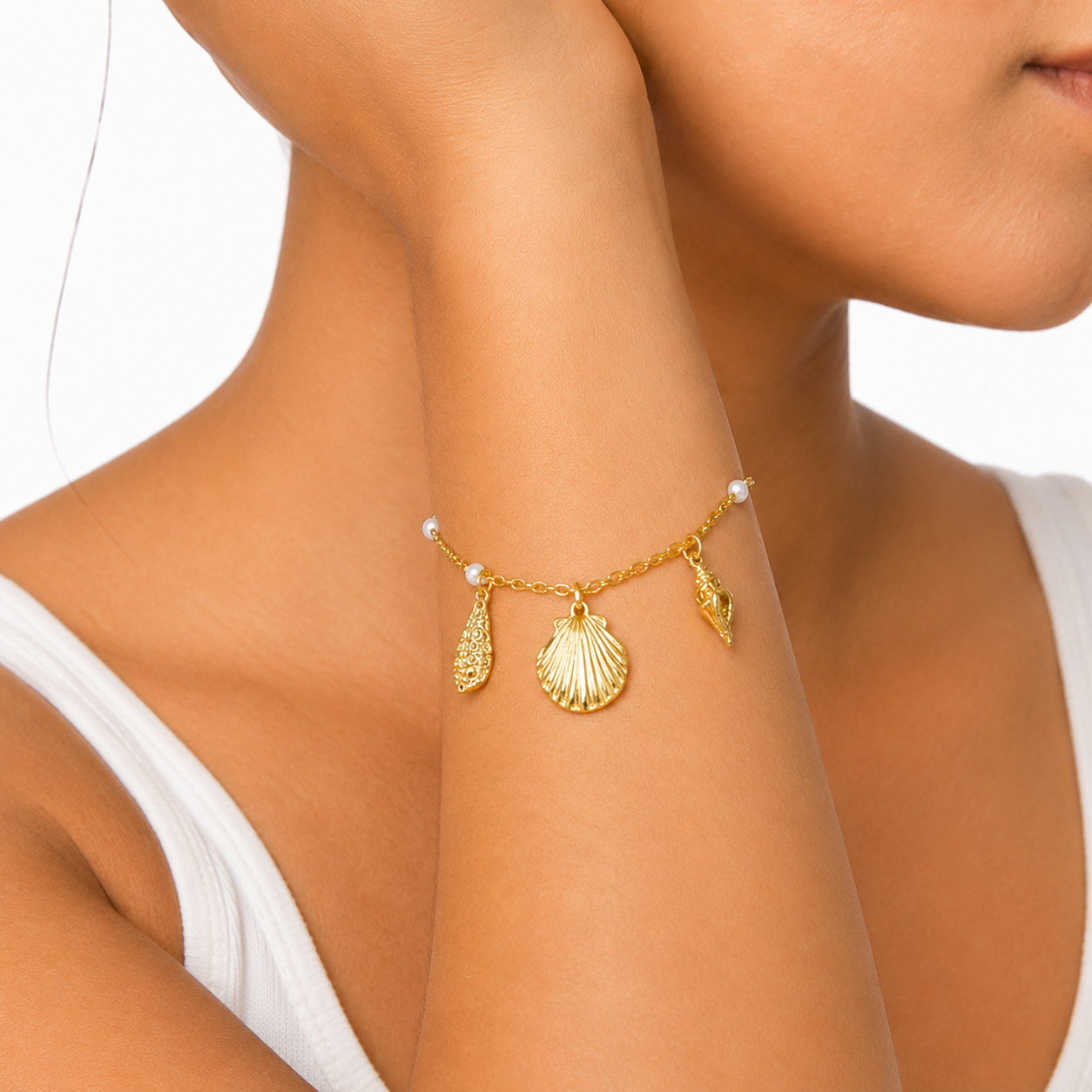 Pulseira Dourada com Pingentes de Conchas e Pérolas e Banho de Ouro 18K - Imagem 2