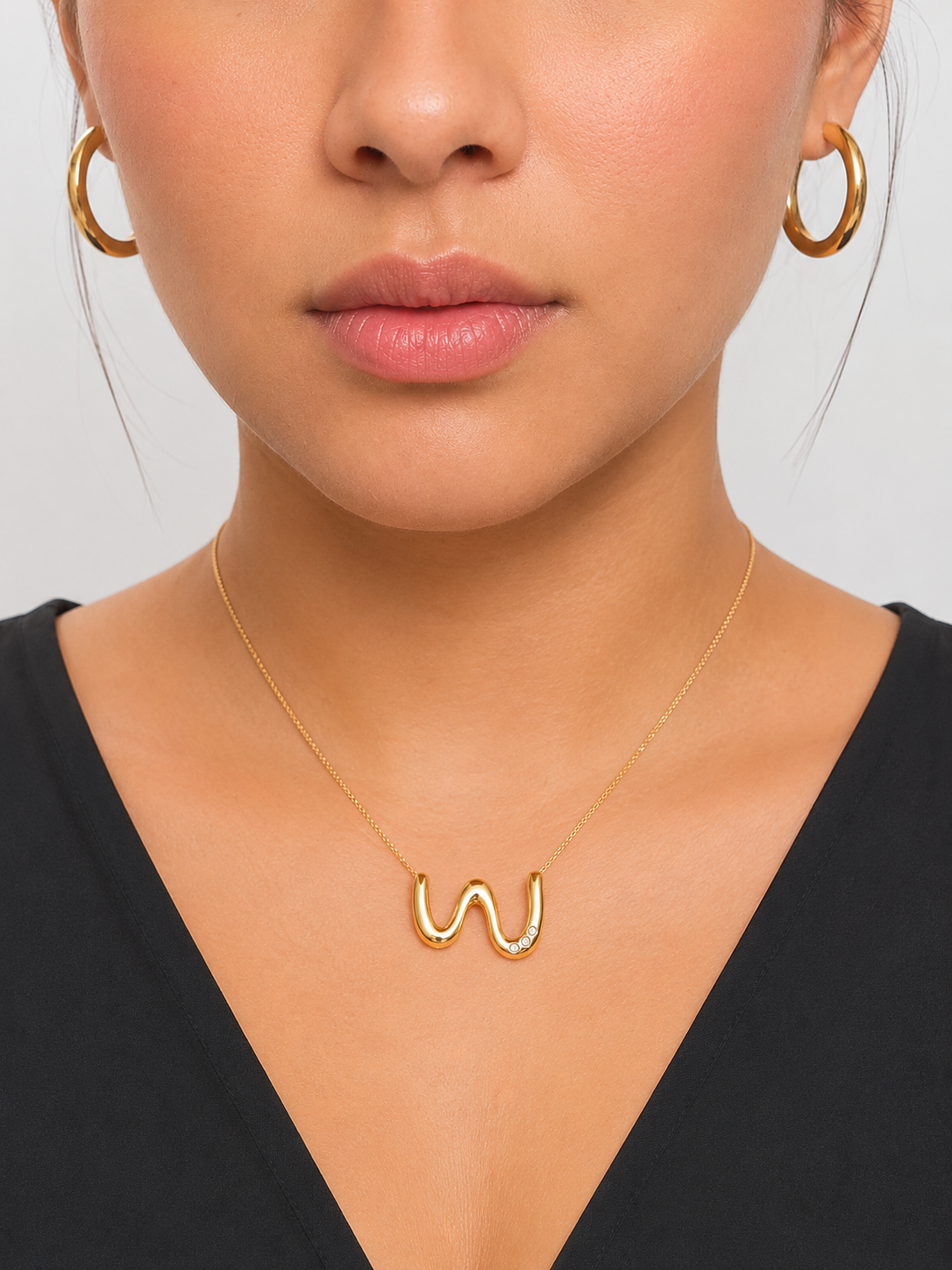 Colar Dourado com Pingente Ondulado e Banho de Ouro 18K - Imagem 2