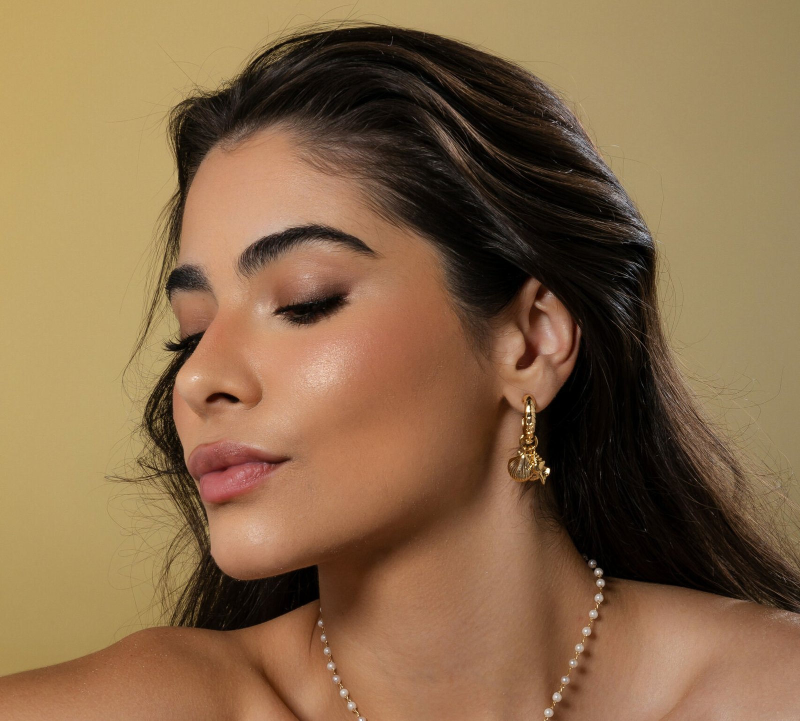 Brinco Argola Dourada com Pingentes de Conchas Banhado a Ouro 18K