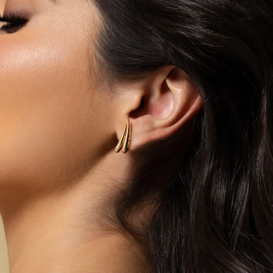 Brinco Alongado Curvado com Zircônias Banhado a Ouro 18K - Imagem 2