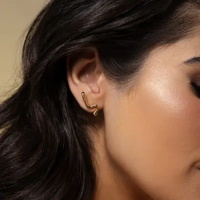 Brinco Ondulado com Zircônias Banhado a Ouro 18K