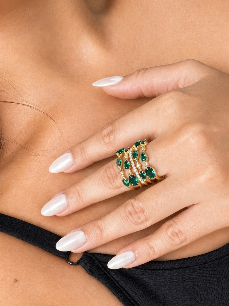 Anel Dourado com Pedras Verdes e Zircônias - Imagem 2