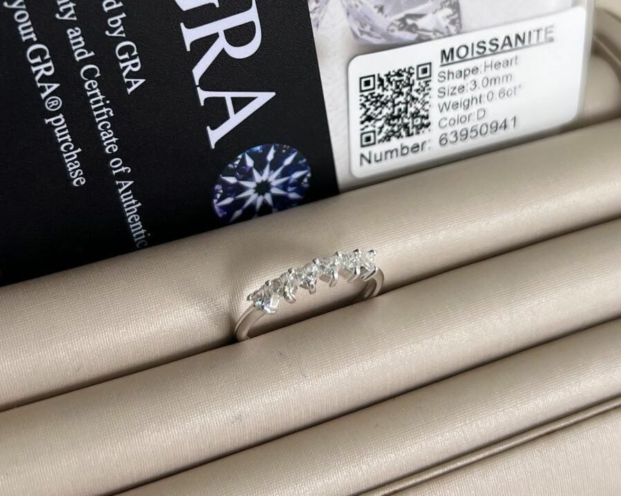 Meia Aliança Moissanite com Certificado